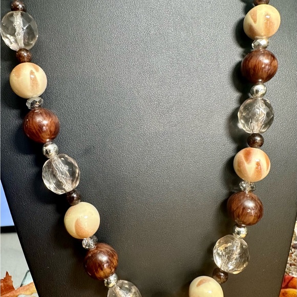 Ribbon threaded through silver cubicle chain with brown, beige and crystal beads - Picture 10 of 12